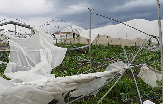 Depremzedeleri hortum vurdu!