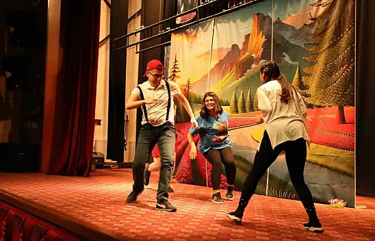 Develi'nin çocuklara karne hediyesi eğlendirdi...