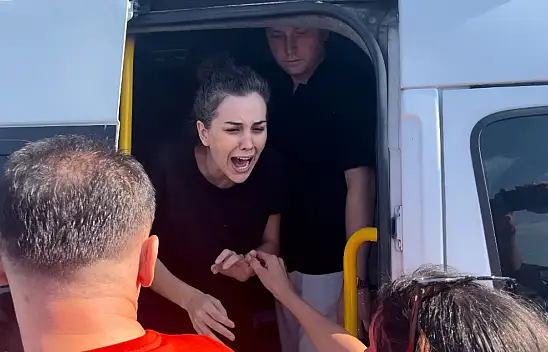 Dilan Polat'ı Apar Topar Arabaya Aldılar!