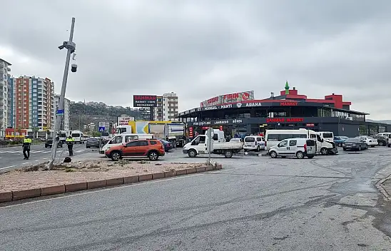 Duramayan Tır 5 Aracı Biçti! - Çok Sayıda Yaralı Var!