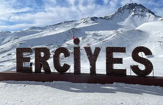 Erciyes'e kar yağdı: Kayak sezonu için ilk tarih geldi!
