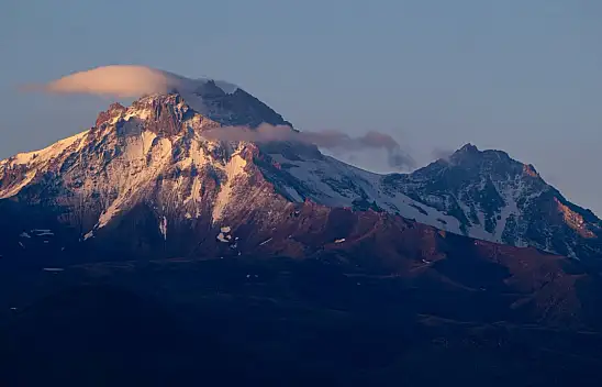 Erciyes'in zirvesinde kar sürprizi: Beyaz örtüye büründü!