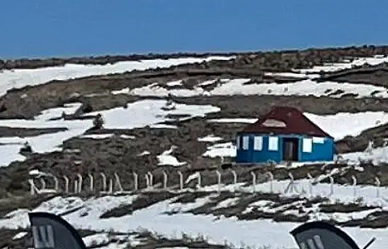 Erciyes'te dağın tepesinde tek başına dikkat çekiyor!