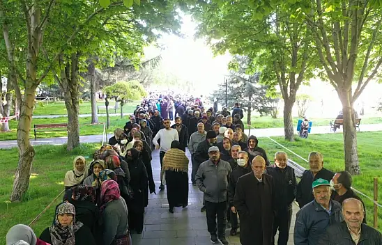 Fide dağıtımında vatandaşlar kuyruk oluşturdu!