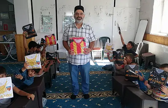 Gazeteci Sinan Burhan öğrencilere Kayserispor forması hediyesi etti