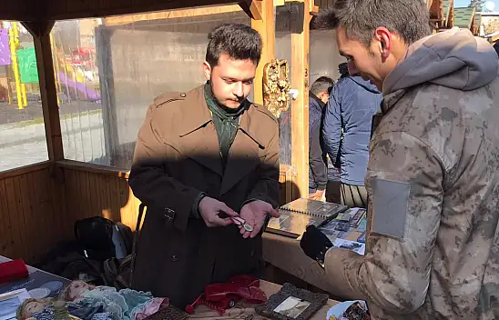 Genç koleksiyoner merak saldığı antika tutkusunu yaşatıyor!