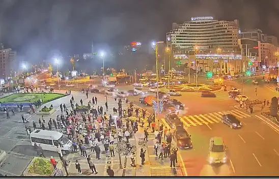 Halk sokaklara dökülüyor