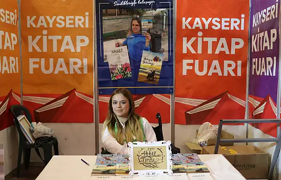 Hayatını kitaplara adayan Akkız Tıraş Kitap Fuarı'nda!