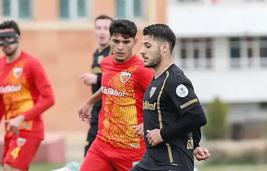 Herkes o futbolcuyu merak ediyor: Kayserispor'un maskeli futbolcusu kim?