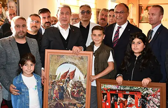Hulusi Akar Tomarza'da bayramlaştı! Çocukların hediyesi programa damga vurdu