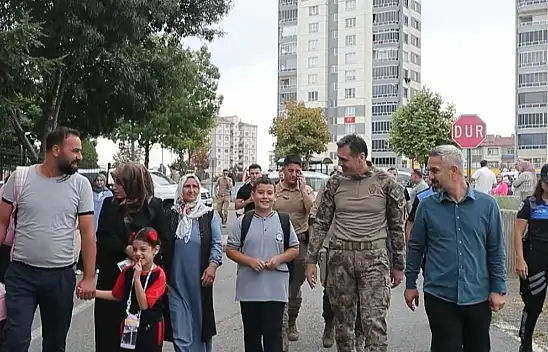 İl Emniyet Müdürü Aydın, Şehit çocuklarına ilk ders gününde eşlik etti...