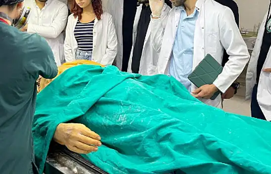 İnsan kafalarını kesip pazarlıyorlar!