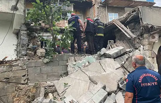 Kahramanmaraş'ta korkutan anlar - İki katlı bina çöktü!