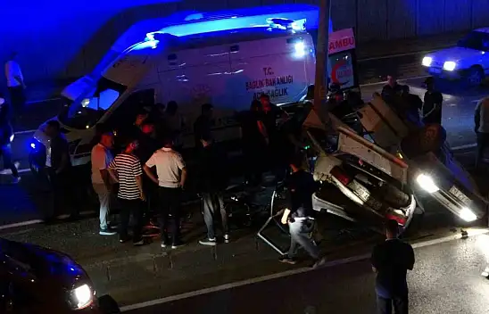 Otomobil direğe çarptı: 1'i ağır 3 yaralı