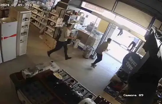 Kahramanmaraş'taki deprem anları güvenlik kamerasına yansıdı!