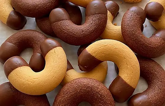 Kahve Yanı Kurabiyesi - Çikolatalı Ay Kurabiye - Az Malzemeli