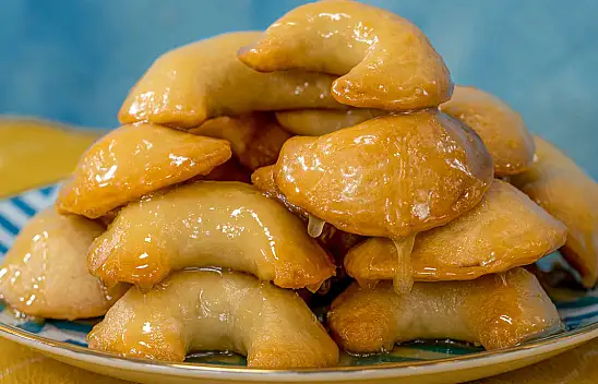 Kahve yanı tarifleri – Bol şerbetli cevizli kurabiye