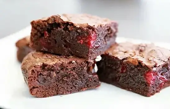 Kahve yanı tatlısı – Vişneli browni – Pratik tatlı tarifi