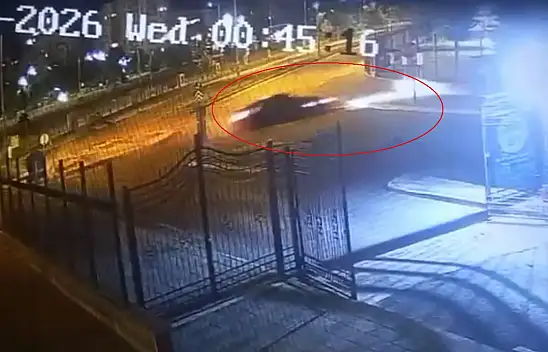 Kayseri'de otomobil havalandı! 1 metrelik duvarı aşıp Millet Bahçesi'ne girdi: İşte kamera görüntüleri