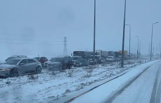 Kar kazaları da beraberinde getirdi: Birçok yaralı var!