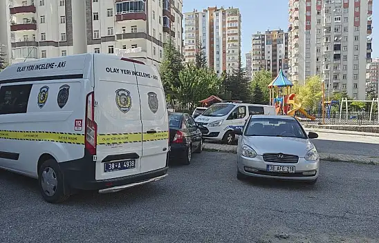 Kayseri bina görevlisinin hayatını kaybettiği anlar kameralara yansıdı!