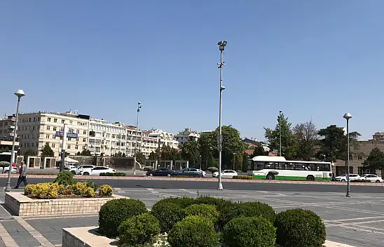 Kayseri Cumhuriyet Meydanı'nda Yer Yerinden Oynuyor - Şikayetler Bitmiyor!