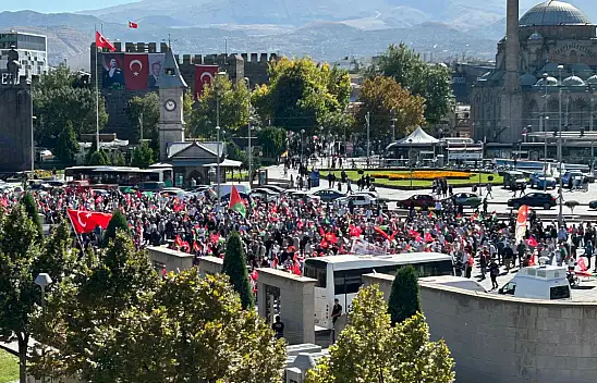 Kayseri Cumhuriyet Meydanı'nda büyük yürüyüş!