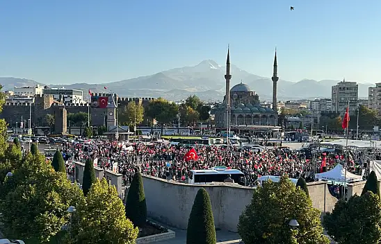 Kayseri Cumhuriyet Meydanı'nda trafik kitlendi: Binlerce insan bir araya geldi!