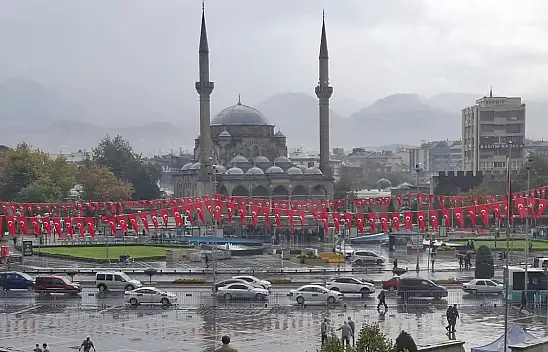 Kayseri Cumhuriyet Meydanı'nda hareketlilik başladı! Ekipler seferber oldu