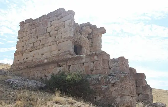 Kayseri'de 1800 yıllık sır: Koltuğu andırıyor!