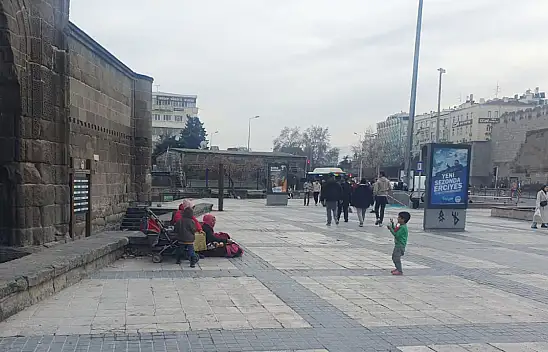Kayseri'de ailece dileniyorlar: Başkandan 'Belediyeye gelin' çağrısı!