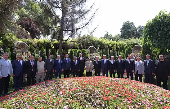 Kayseri'de AK Parti heyetinden Büyükşehir Belediyesi'ne çıkarma