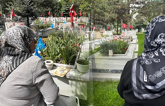 Kayseri'de Anneler Günü'nde çiçekleri şehit oğullarına götürdüler!