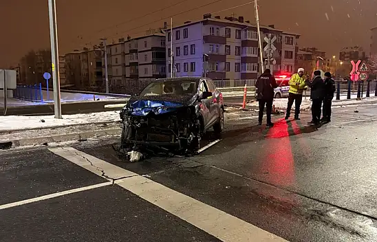 Kayseri'de araç yük treniyle çarpıştı: Sürücü yara almadan kurtuldu