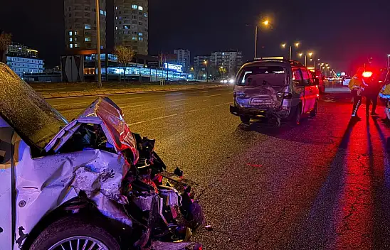 Kayseri'de arızalı minibüsle araç çarpıştı: 7 aylık bebek dahil 6 yaralı