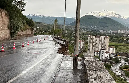 Kayseri'de aşırı yağış sonrası istinat duvarı çöktü!