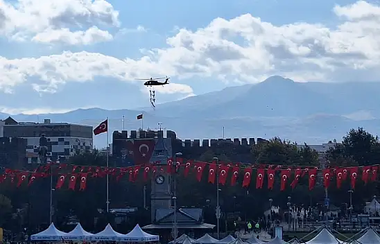 Kayseri'de bambaşka Cumhuriyet Bayramı: Helikopter gösterisi mest etti!
