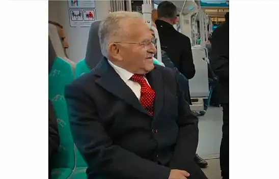 Başkan Büyükkılıç tramvay yolculuğu yaptı: Herkesle sohbet etti