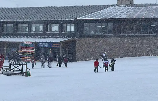 Kayseri'de beklenen kar geldi - Kayakseverler Erciyes'e akın etti!