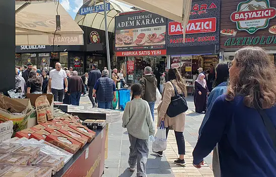 Kayseri'de bu kuyruk uzadıkça uzuyor, herkes kilo kilo alıyor!