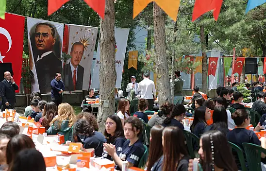Kayseri'de bu okula sürpriz ziyaret! Gençlere yeni müjdeyi duyurdu