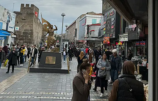 Kayseri'de Büyük Telaş – İğne Atsan Yere Düşmüyor!