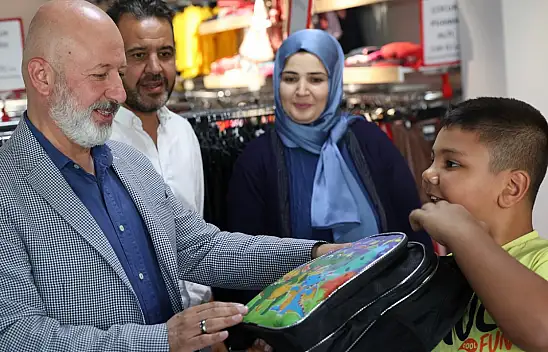 Kayseri'de çanta ve kırtasiye malzemesi dağıtıldı