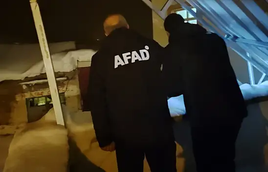 Kayseri'de çatı çöktü -2 vatandaş mahsur kaldı!