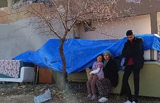 Kayseri'de çocuklarıyla birlikte sokağa atıldı: Çocuklarım üşüyor!