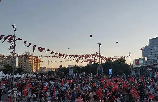 Kayseri'de coşkulu anlar: Cumhuriyet Meydanı doldu taştı!