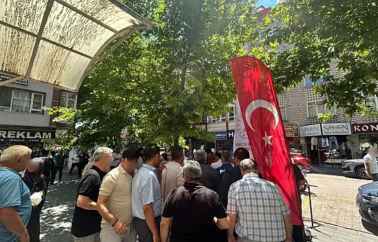 Kayseri'de Cuma Namazı sonrası aşure ikramı: Uzun kuyruklar oluştu!