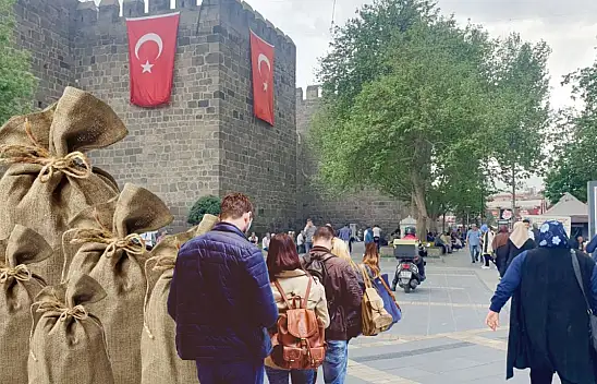Kayseri'de çuval çuval dağıttılar!