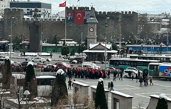 Kayseri'de de tepkiler yükseliyor! Cumhuriyet Meydanı'ndan yola çıktılar