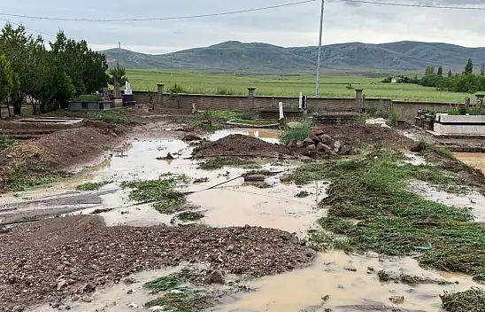 Kayseri'de dolu köyü vurdu, sel mezarlığa kadar ulaştı!